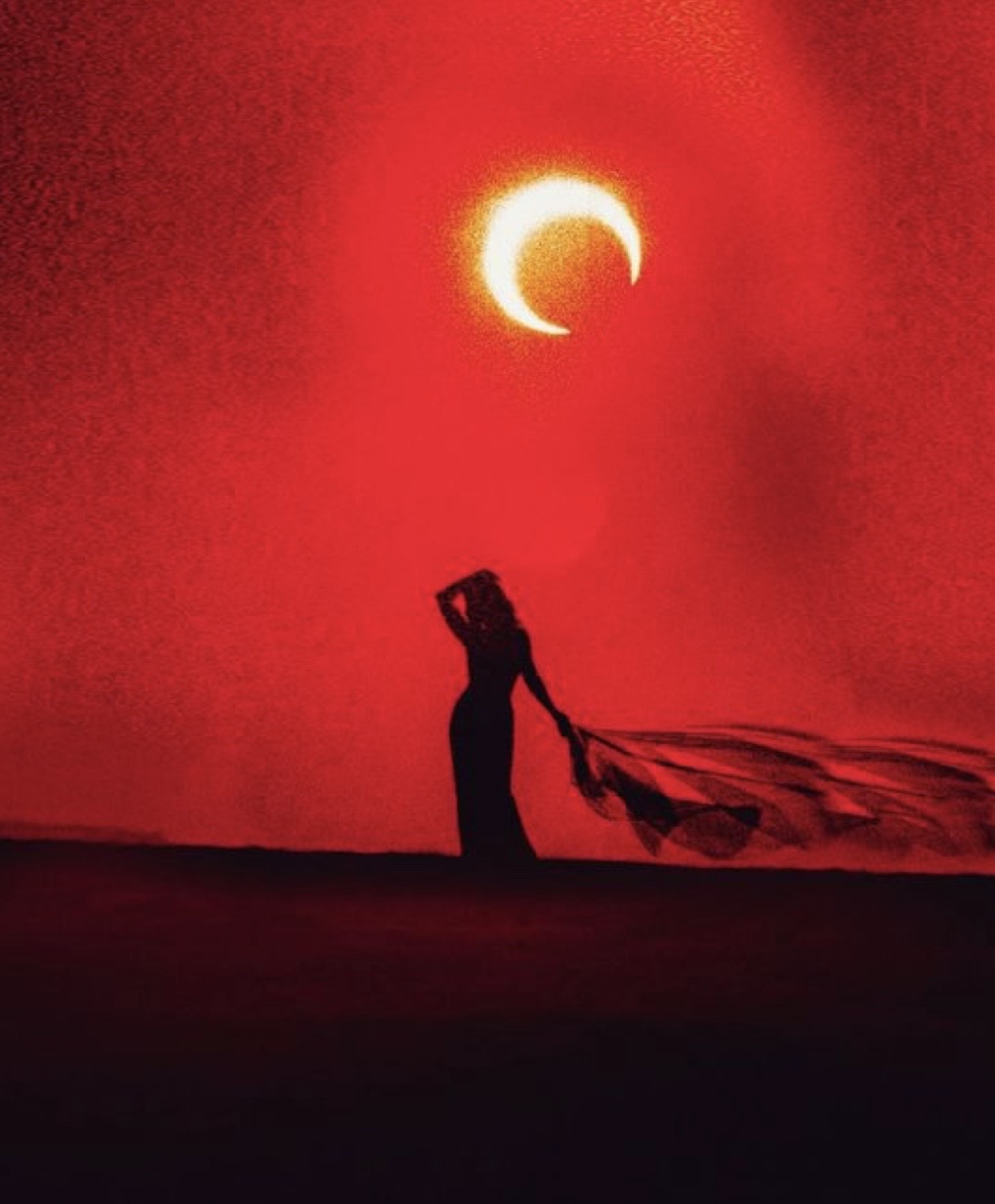 Silhouette féminine sous une lune rouge, univers de la Traversée Corps à NÛ