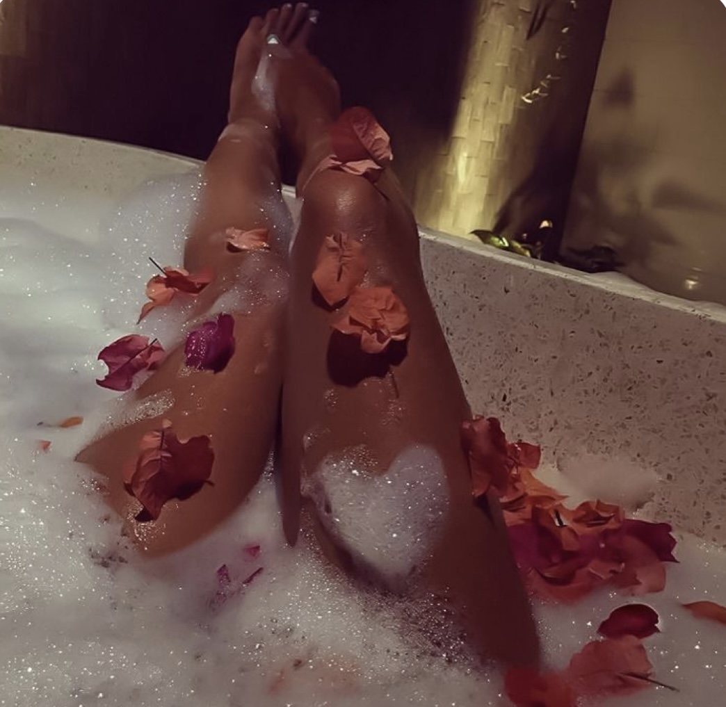 Rituel de bain avec pétales de rose