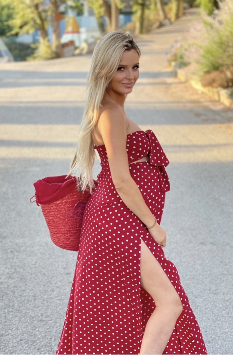 Sabrina enceinte, robe rouge, symbole de la matrice vivante