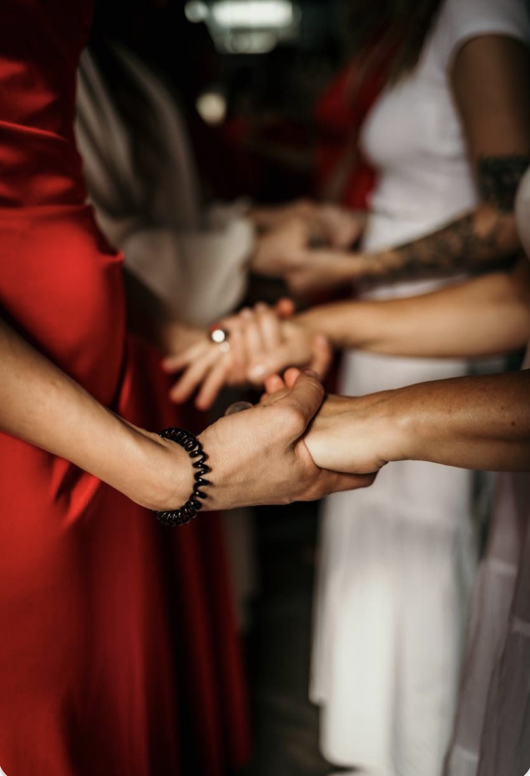 Mains de femmes qui se tiennent pendant un accompagnement