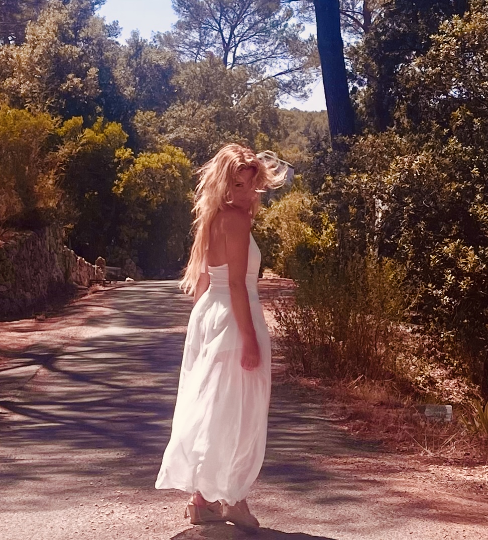 Sabrina en robe blanche dans la nature, femme libre et reliée au vivant
