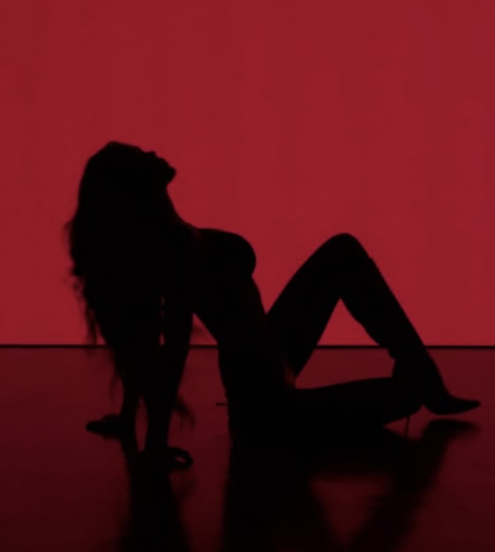 Silhouette rouge, femme sensuelle, symbole de la mise à nu